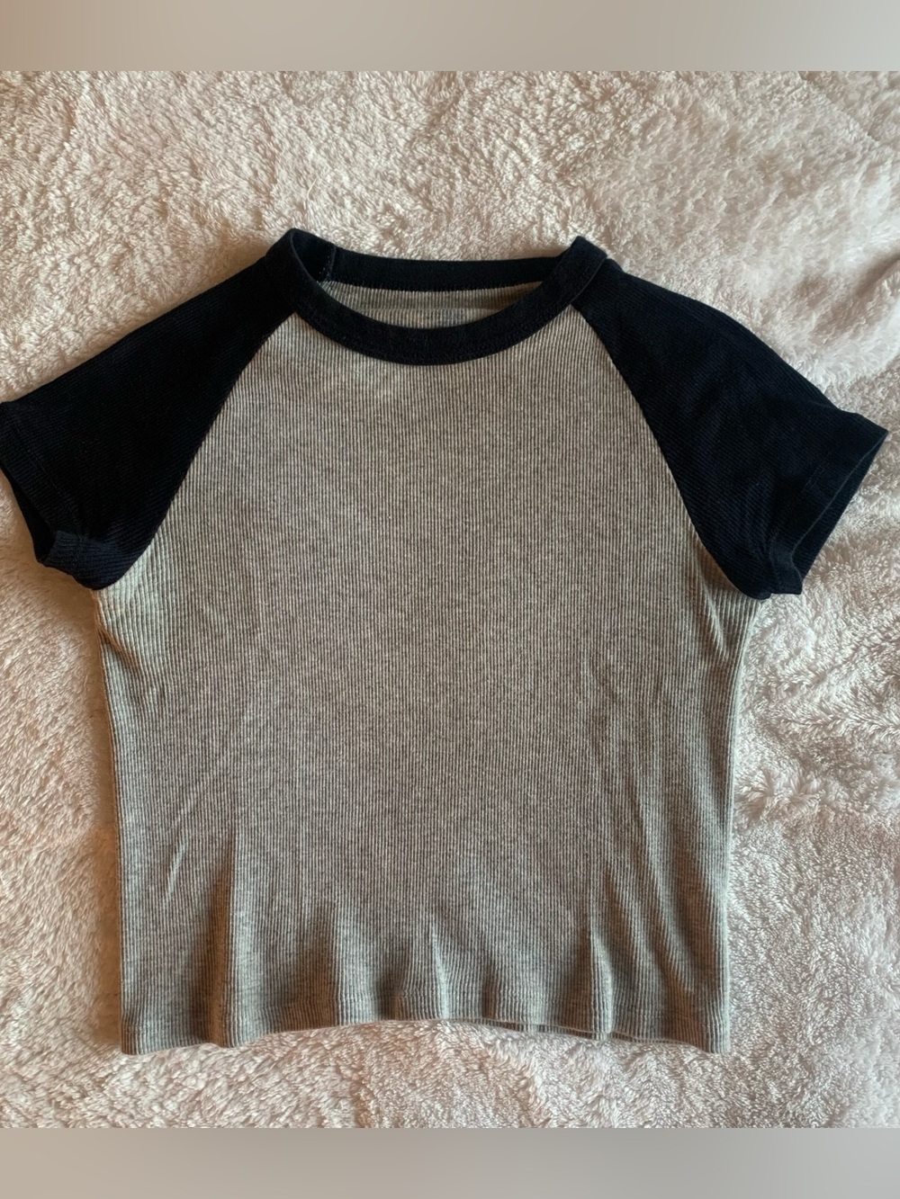 Brandy Melville Bella Ribbed Raglan Baby Tee Grey & navy (One Size)